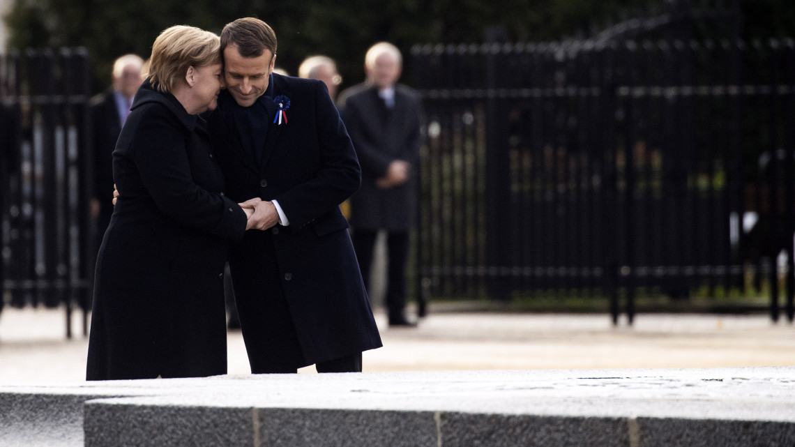 Angela Merkel német kancellár (b) és Emmanuel Macron francia elnök az általuk felavatott új emléktáblánál az első világháborút lezáró fegyverszüneti egyezmény helyszínén, a Párizstól északra levő compiegne-i erdőben 2018. november 10-én, az egyezmény aláírásának századik évfordulója előtti napon. 1945 óta először emlékezett meg közösen német kancellár és francia államfő az egyezmény évfordulójáról a megkötése helyszínén.