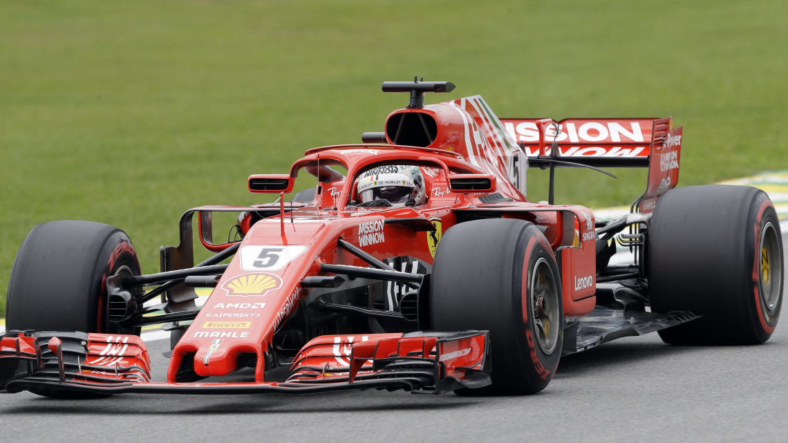Sebastian Vettel, a Ferrari német versenyzője a Forma-1-es autós gyorsasági világbajnokság Brazil Nagydíjának harmadik szabadedzésén a Sao Pauló-i Interlagos pályán 2018. november 10-én, a futam előtti napon.