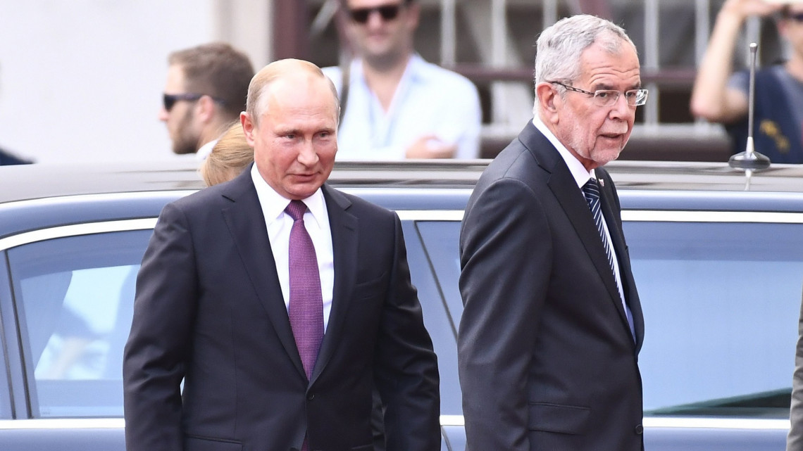 Bécs, 2018. június 5.Vlagyimir Putyin orosz elnök (b) és  Alexander Van der Bellen osztrák államfő a bécsi államfői rezidencián, a Hofburg-palotaban tartott fogadási ünnepségen 2018. június 5-én. (MTI/EPA/Christian Bruna)