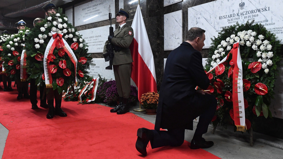Andrzej Duda lengyel elnök megkoszorúzza Ryszard Kaczorowski egykori emigráns lengyel elnök sírját a Lengyelország függetlensége visszaszerzésének 100. évfordulója alkalmából a varsói Isteni Gondviselés Templomában celebrált misén 2018. november 11-én.
