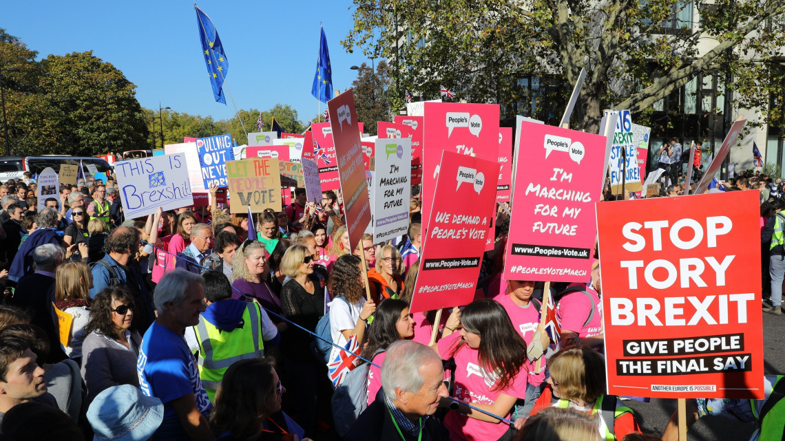 Résztvevők a Nagy-Britannia Európai Unióból való kilépését ellenzők tüntetésén Londonban 2018. október 20-án. A brit EU-tagság megszűnése (Brexit) elleni megmozdulást a Peoples Vote - A nép voksa - nevű kampánycsoport szervezte.