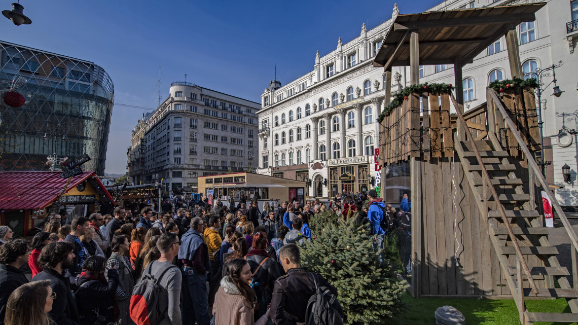 Turisták a Budapesti Adventi és Karácsonyi Vásáron a megnyitó napján az V. kerületi Vörösmarty téren 2018. november 9-én.