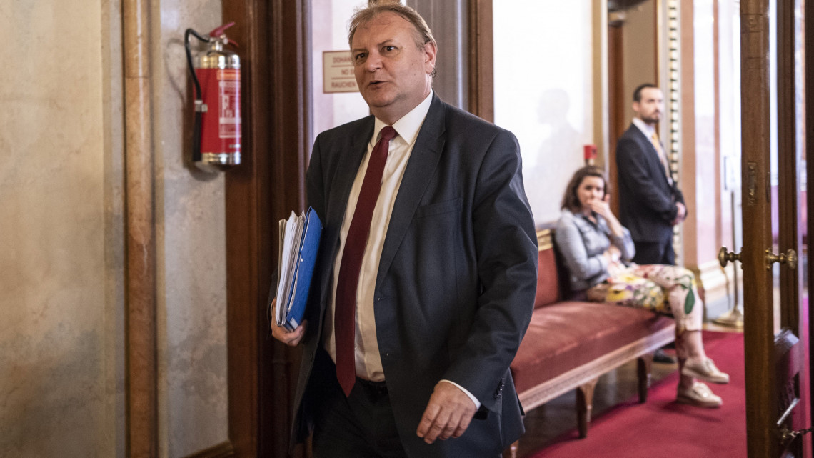 Hiller István, az MSZP választmányi elnöke, megválasztott parlamenti képviselő megérkezik az Országgyűlés alakuló ülését előkészítő tárgyalásra az Országház Apponyi Albert terméhez 2018. április 25-én.