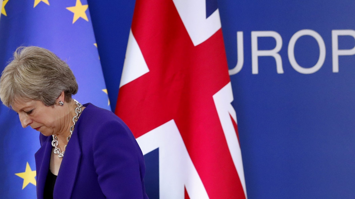 Theresa May brit miniszterelnök sajtóértekezletének végén távozik az Európai Unió brüsszeli csúcstalálkozójának második napján, 2018. október 18-án.