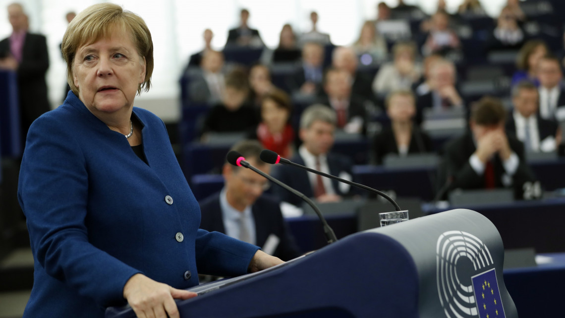 Angela Merkel német kancellár beszédet mond Európa jövőjéről az Európai Parlament plenáris ülésén Strasbourgban 2018. november 13-án.