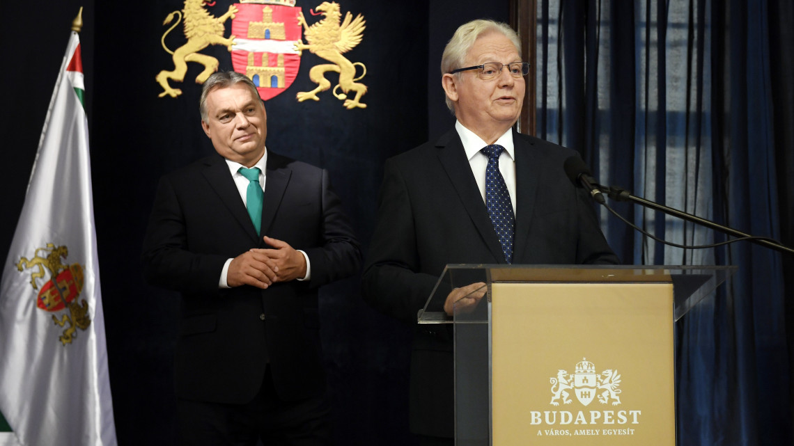Orbán Viktor miniszterelnök (b) és Tarlós István főpolgármester a megbeszélésüket követően tartott sajtótájékoztatón a Főpolgármesteri Hivatalban 2018. október 10-én. A kormányfő felkérte Tarlós Istvánt, hogy a következő önkormányzati választáson induljon el ismét a főpolgármesteri tisztségért.