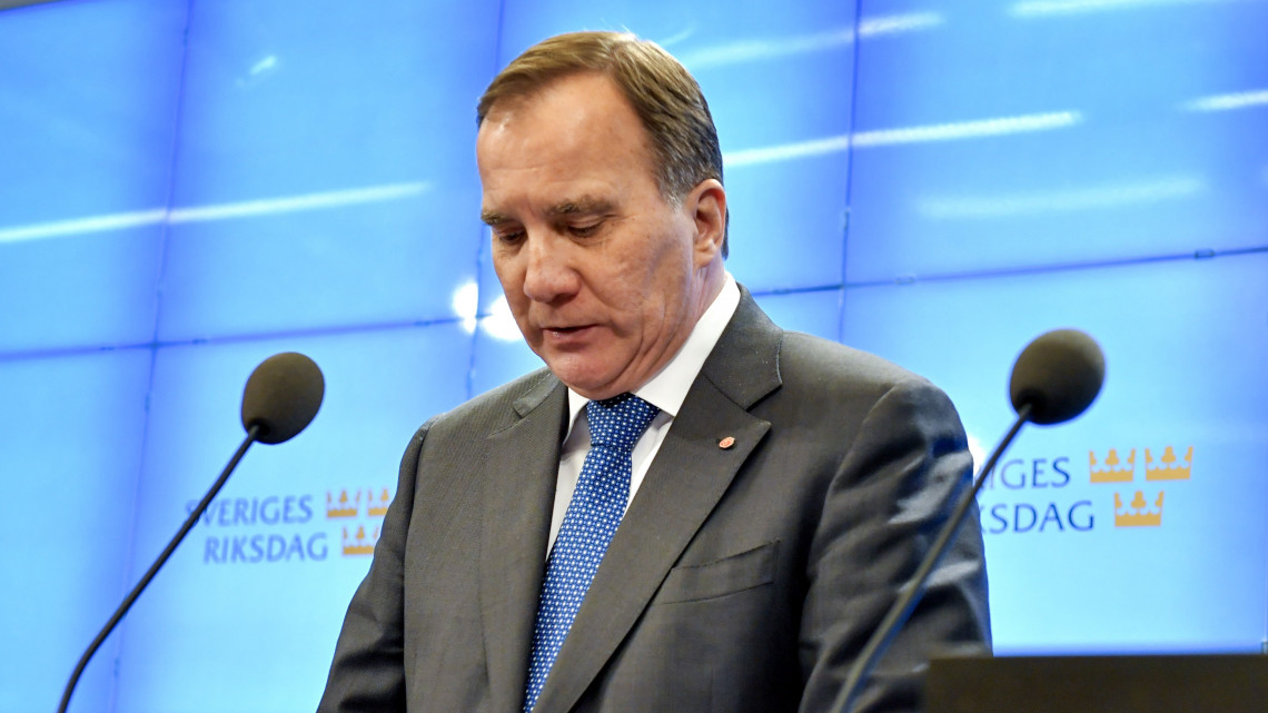 Stefan Löfven svéd ügyvivő miniszterelnök sajtótájékoztatót tart a parlament stockholmi épületében 2018. október 29-én, ahol bejelentette, hogy lemondott a kormányalakítási kísérletről és visszaadta megbízatását Andreas Norlén parlamenti elnöknek. Löfvenhez hasonlóan nem tudott kormányt alakítani az ellenzéki svéd jobbközép koalíciót vezető Ulf Kristersson sem, aki bő két hete szintén visszaadta megbízatását a parlament elnökének.