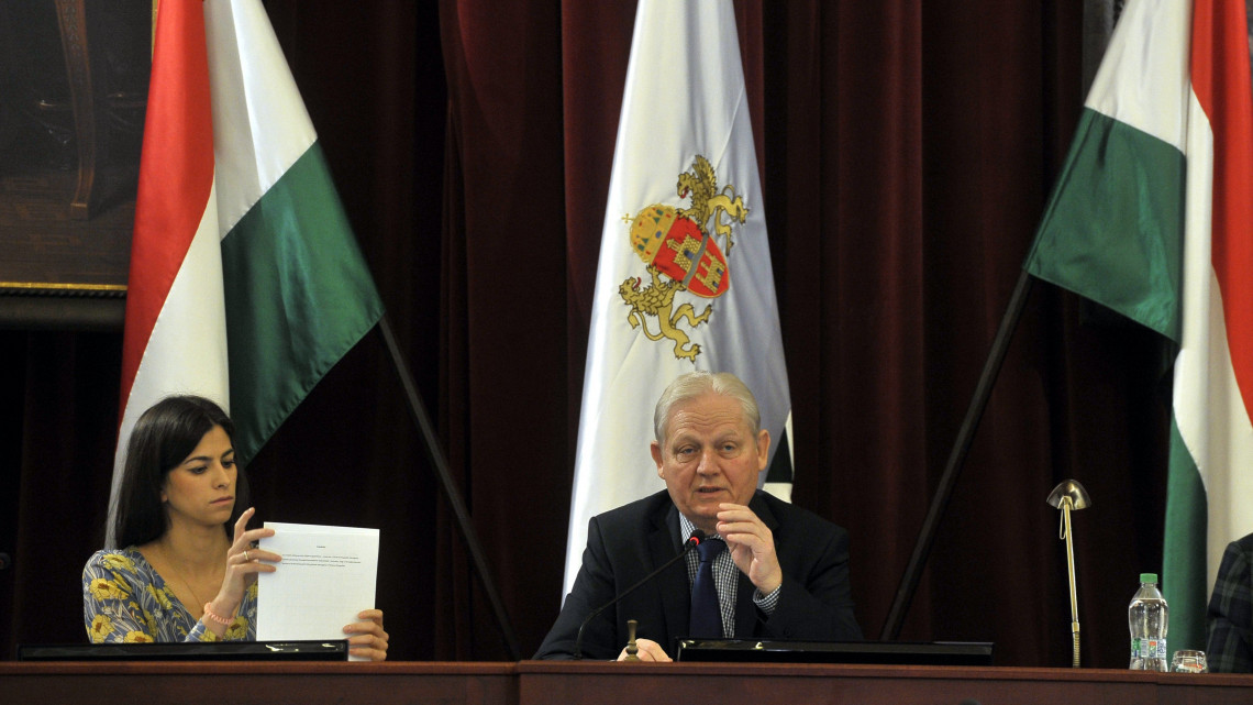 Tarlós István főpolgármester és Szalay-Bobrovniczky Alexandra főpolgármester-helyettes a Fővárosi Közgyűlés ülésén a Városháza dísztermében 2018. november 14-én.
