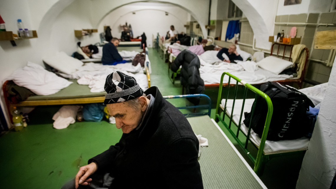 Férfiak az otthontalanokat segítő Menhely Alapítvány Vajdahunyad utcai nappali melegedője és éjjeli menedékhelyén Budapesten 2017. január 8-án.