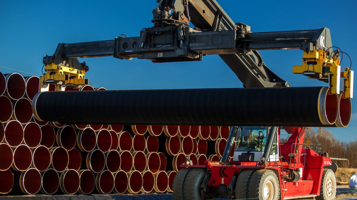 Sassnitz-Mukran, 2016. december 6.Daruval rakodják az Északi Áramlat (Nord Stream) földgázvezeték új, 1200 kilométer hosszú vezetékpárjának megépítéséhez szükséges elemeket az északkelet-németországi Sassnitz-Mukran kikötőjében 2016. december 6-án. A földgázvezeték új vezetékpárjának megépítéséről 2015 júniusában írt alá szándéknyilatkozatot a szentpétervári gazdasági fórumon az E.On, a Shell, és az ÖMV olajvállaltok, valamint a Gazprom orosz állami gázipari monopólium képviselői. Az évi 55  milliárd köbméteres gázszállítási kapacitásra tervezett vezeték lefektetése a tervek szerint 2017-ben kezdődik meg. (MTI/EPA/Jens Büttner)
