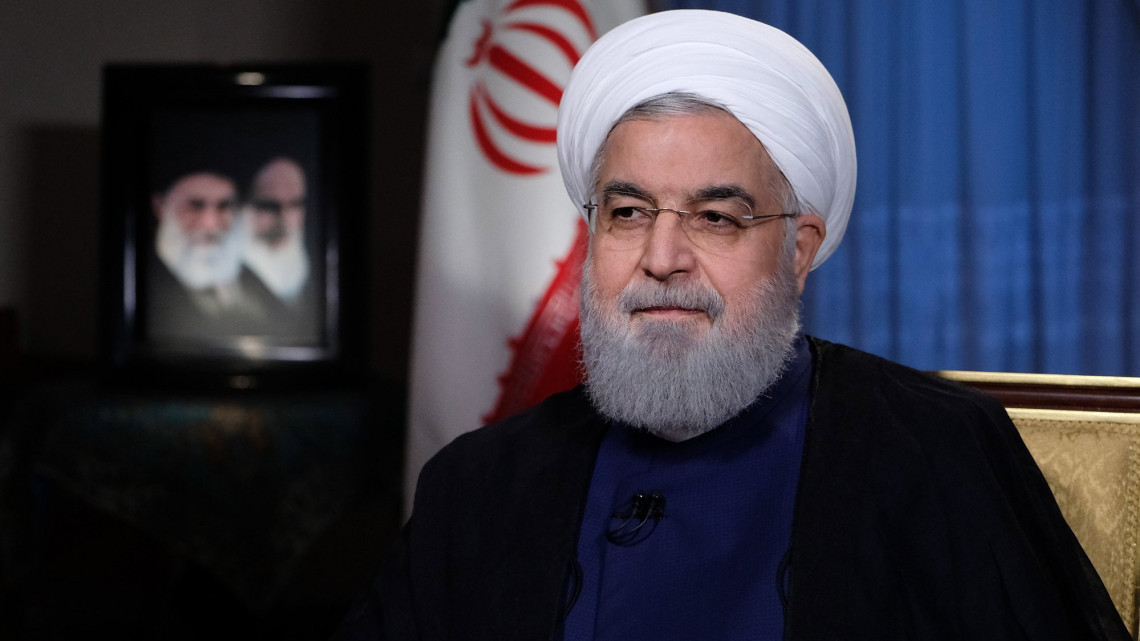 Teherán, 2018. augusztus 6.Az iráni elnöki sajtóhivatalának felvételén Haszan Róháni iráni elnök beszédet mond az állami televízióban 2018. augusztus 6-án, miután a washingtoni Fehér Ház Donald Trump elnök aláírásával közleményt adott ki, amelyben bejelentette az Irán elleni szankciók megújítását. A szankciók helyi idő szerint éjféltől lépnek életbe. MTI/EPA/Iráni elnök sajtóhivatala)