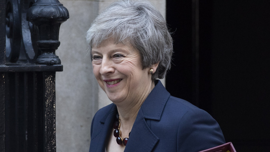 Theresa May brit miniszterelnök a Brexit ügyében tartandó rendkívüli kabinetülésre indul a londoni kormányfői rezidenciáról, a Downing Street 10-ből 2018. november 14-én. Az ülésen a brit EU-tagság megszűnésének feltételrendszeréről szóló megállapodás szövegtervezetét vitatják meg.