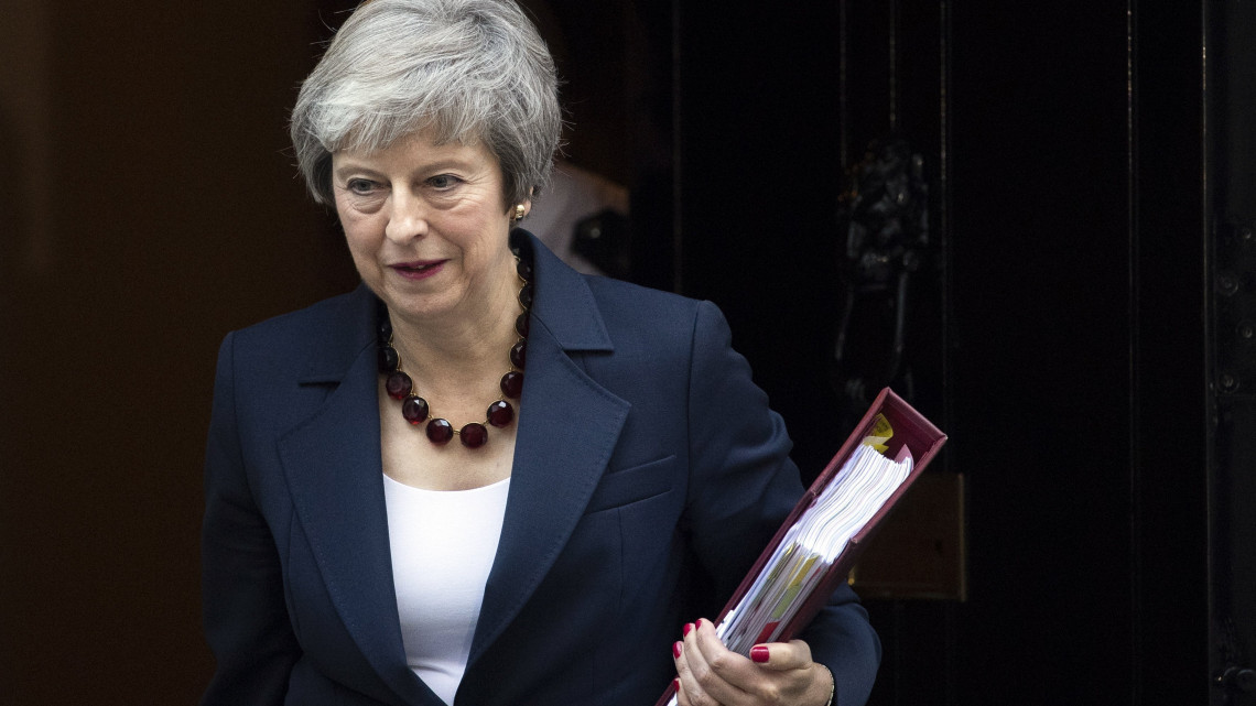 Theresa May brit miniszterelnök a Brexit ügyében tartandó rendkívüli kabinetülésre indul a londoni kormányfői rezidenciáról, a Downing Street 10-ből 2018. november 14-én. Az ülésen a brit EU-tagság megszűnésének feltételrendszeréről szóló megállapodás szövegtervezetét vitatják meg.