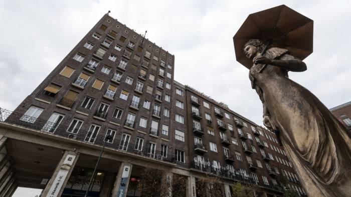 Rendhagyó Sisi-szobrot avattak a belvárosban