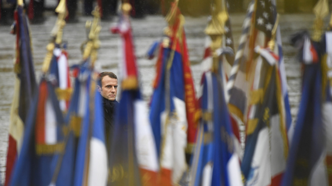 Emmanuel Macron francia elnök az első világháborút lezáró fegyverszüneti egyezmény 100. évfordulójának alkalmából a párizsi diadalívnél rendezett ünnepségen 2018. november 11-én