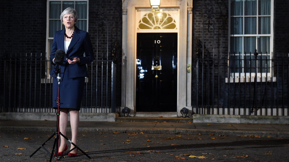 Theresa May brit miniszterelnök nyilatkozik a londoni kormányfői rezidencia előtt 2018. november 14-én, miután kormánya jóváhagyta a brit EU-tagság megszűnésének (Brexit) feltételrendszeréről szóló megállapodás-tervezetet.