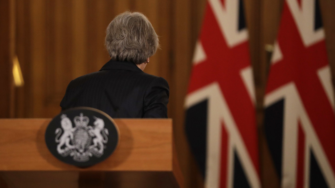 Theresa May brit miniszterelnök a londoni kormányfői rezidencián, a Downing Street 10-ben tartott sajtóértekezletének végén, 2018 november 15-én. Kormánya az előző nap jóváhagyta a brit EU-tagság megszűnésének (brexit) feltételrendszeréről szóló megállapodás-tervezetet, ám ez elleni tiltakozásul két miniszter és több államtitkár lemondott.