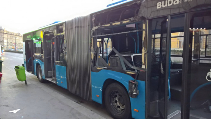 Baleset Budapesten: kukásautó szakította végig a busz oldalát