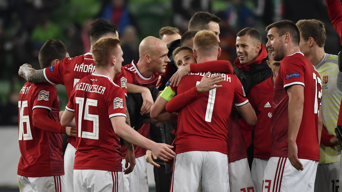 A magyar csapat örül a győzelemnek a labdarúgó Nemzetek Ligájában játszott Magyarország - Észtország mérkőzés végén a budapesti Groupama Arénában 2018. november 15-én. Magyarország-Észtország 2-0.