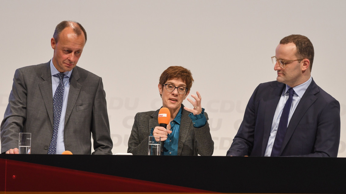 Friedrich Merz volt frakcióvezető, Annegret Kramp-Karrenbauer pártfőtitkár és Jens Spahn egészségügyi miniszter (b-j), a kormányzó német Kereszténydemokrata Unió (CDU) elnökjelöltjei a bemutatkozásukat szolgáló nyolc regionális pártértekezlet egyikén Lübeckben 2018. november 15-én.