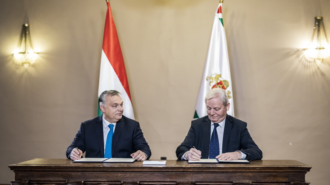 A Miniszterelnöki Sajtóiroda által közzétett képen Orbán Viktor miniszterelnök (b) és Tarlós István főpolgármester megállapodást ír alá a főváros napja alkalmából tartott ünnepségen az Újvárosházán 2018. november 17-én.