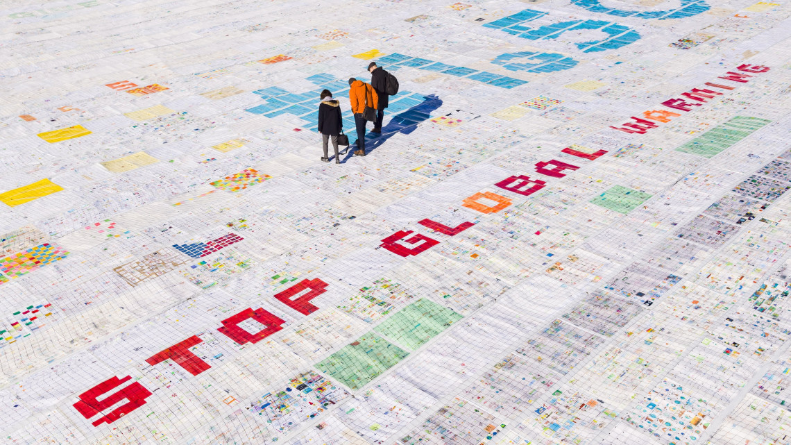 Óriási, mintegy 2500 négyzetméteres, több mint 125 ezer normál méretű postai képeslapból összeállított képeslap az Aletsch-gleccseren, a Jungfrau 3466 méteres magasságban húzódó nyergének közelében 2018. november 16-án. Az eredeti képeslapokat a villág 35 országából írták gyermekek és fiatalok a klímaváltozás és a globális felmelegedés ellen szót emelve. A szervezők a képeslapóriással szeretnének bekerülni a Guinness Rekordok Könyvébe. Az 1,5 Celsius-fok arra utal, hogy szakértők szerint az iparosodás előtti időkhöz képest 1,5 Celsius-fokban kellene korlátozni a Föld felmelegedését.