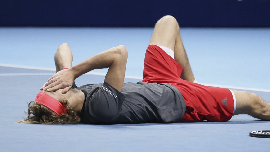 A német Alexander Zverev, miután győzött a szerb Novak Djokovic ellen a férfi teniszezők idényzáró ATP-világbajnokságának döntőjében a londoni O2 Arénában 2018. november 18-án.