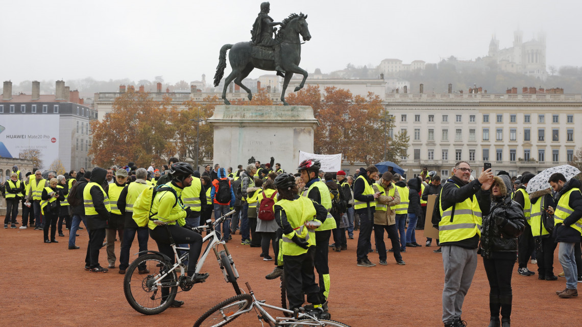Az interneten felháborodott autósok által néhány hete indított, a gépkocsikban kötelezően tartandó láthatósági sárga mellényről elnevezett sárga mellényesek mozgalmának támogatói tiltakoznak az üzemanyag adójának emelése ellen Lyonban 2018. november 17-én. Franciaországban: mintegy ezer helyen ötvenezren tiltakoztak a civilek által szervezett megmozdulásokon.