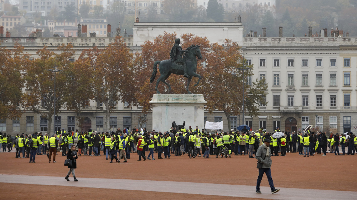 Az interneten felháborodott autósok által néhány hete indított, a gépkocsikban kötelezően tartandó láthatósági sárga mellényről elnevezett sárga mellényesek mozgalmának támogatói tiltakoznak az üzemanyag adójának emelése ellen Lyonban 2018. november 17-én. Franciaországban: mintegy ezer helyen ötvenezren tiltakoztak a civilek által szervezett megmozdulásokon.