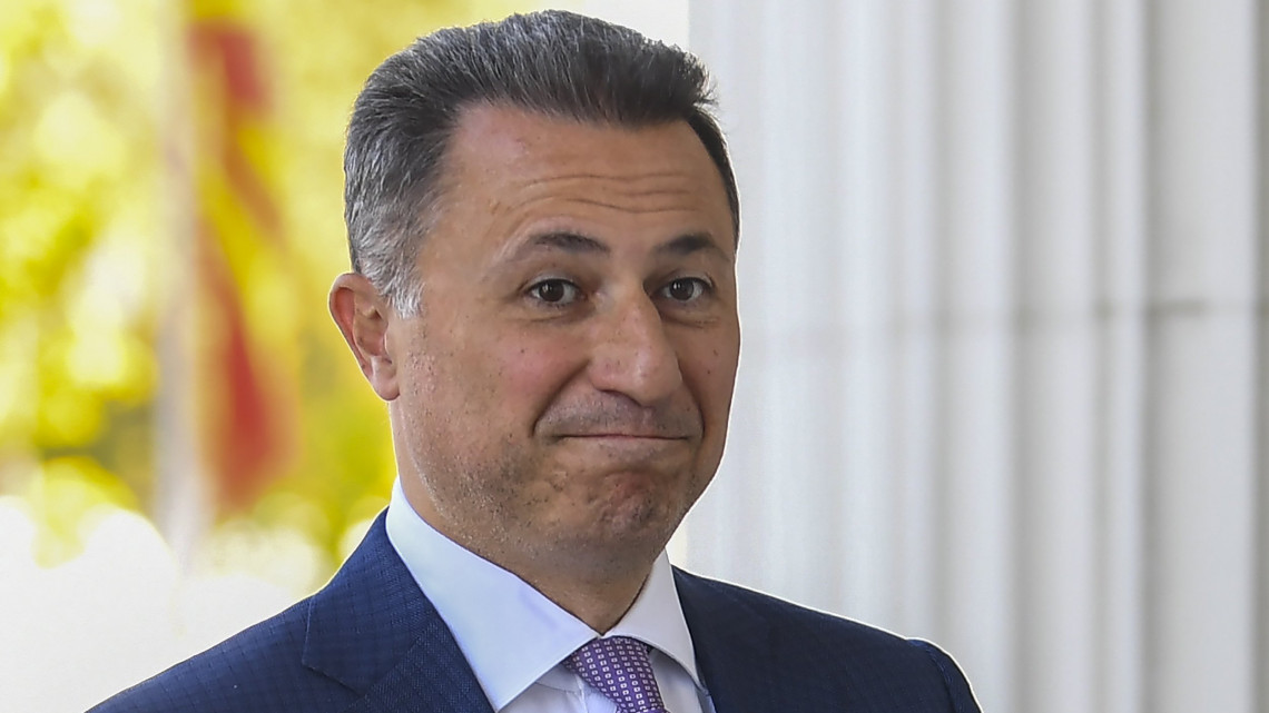 Szkopje, 2018. október 5.Nikola Gruevszki volt  macedón miniszterelnök a macedón fellebbviteli bíróságra érkezik Szkopjéban 2018. október 5-én. A bíróság megerősítette a Gruevszki ellen hivatali visszaélés miatt kiszabott kétéves börtönbüntetést. A politikust májusban ítélte el egy szkopjei bíróság amiatt, hogy miniszterelnökként befolyást gyakorolt egy páncélozott Mercedes beszerzésére kiírt pályázat kimenetelére, és a győztesnek kihirdetett autókereskedő utólag jutalékot fizetett neki, illetve ő maga személyes használatra is igénybe vette a luxusautót. (MTI/EPA/Georgi Licovszki)