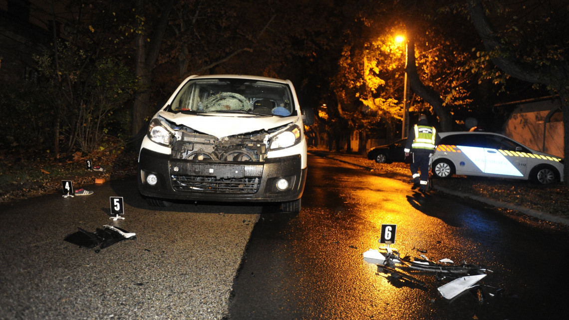 Összetört személyautó a főváros XIX. kerületében, Kispesten, a Vas Gereben utcában, ahol a gépjármű halálra gázolt egy nőt 2018. november 19-én.