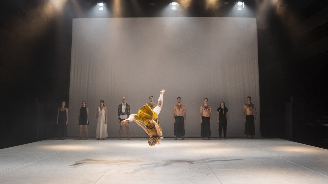A Közép-Európa Táncszínház Special Society című táncművének fotóspróbája a Trafó Kortárs Művészetek Házában 2018. november 14-én. A darabot a szlovák Anton Lachky koreográfiájában november 15-én mutatják be.