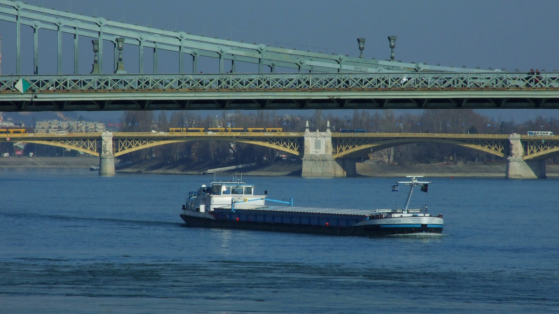 Áruszállító motoros teheruszály tart lefelé a Dunán a Margit híd és a Lánchíd közötti folyószakaszon. MTVA/Bizományosi: Jászai Csaba  *************************** Kedves Felhasználó!