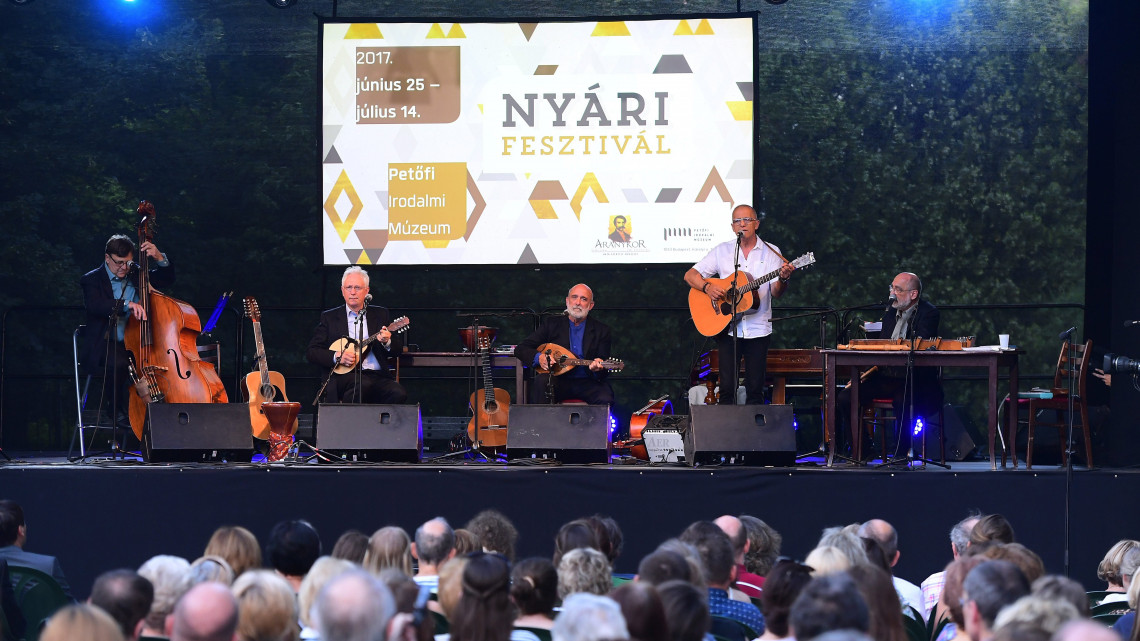 Becze Gábor, Radványi Balázs, Gryllus Vilmos, Huzella Péter és Gryllus Dániel, a Kaláka együttes tagjai (b-j) a Petőfi Irodalmi Múzeum Nyári fesztiváljának nyitó koncertjén 2017. június 26-án.