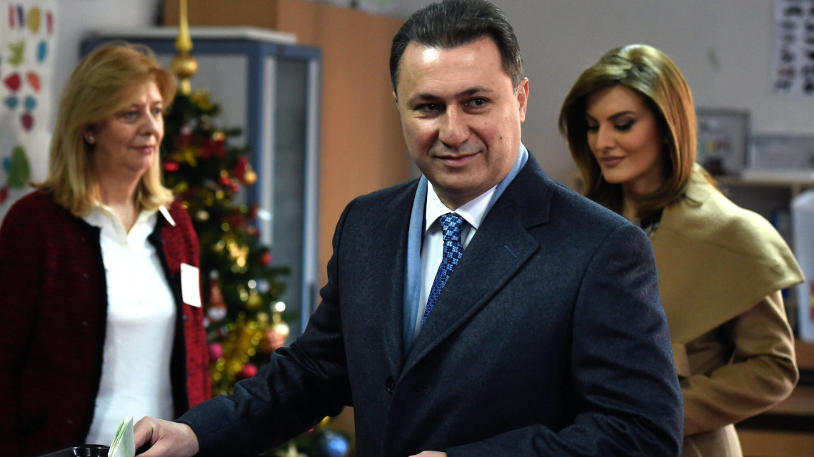 Szkopje, 2016. december 11.Nikola Gruevszki korábbi kormányfő, a kormányzó jobboldali Belső Macedón Forradalmi Szervezet - Macedón Nemzeti Egység Demokratikus Pártja (VMRO-DPMNE) vezetője voksol Szkopjéban 2016. december 11-én, az előre hozott parlamenti választások napján. (MTI/EPA/Georgi Licovski)