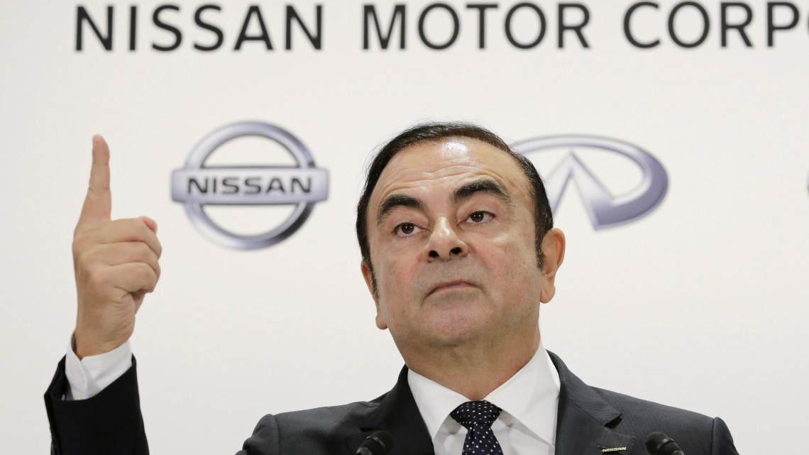 Carlos Ghosn, a Nissan és a Renault autógyártó vállalatok elnök-vezérigazgatója a Maszuko Oszamuval, a Mitsubishi Motors vezérigazgatójával tartott sajtótájékoztatón Tokióban 2016. október 20-án. A vezetők bejelentették, hogy a Nissan a Mitsubishi 34 százalékos tulajdonrészének felvásárlásával egyidejűleg Ghosn átveszi a Mitsubishi elnökletét, ugyanakkor továbbra is a Nissan elnöke marad. A Nissan vezetősége 2016. május 12-én hozta nyilvánosságra, hogy 34 százalékos részesedést vásárol a Mitsubishi Motors Corp. autógyárban 237 milliárd jen (603 milliárd forint) értékben.