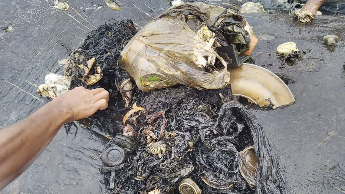 A Természetvédelmi Világalap, a WWF indonéziai szervezete által közreadott kép egy ámbráscet gyomrában talált szemétről a Wakatobi Nemzeti Parkhoz tartozó Kapota-sziget partján, Délkelet-Szulavézi tartományban 2018. november 20-án. A közel hat kilogramm emészthetetlen hulladék a 9,5 méteres állat pusztulását okozta.