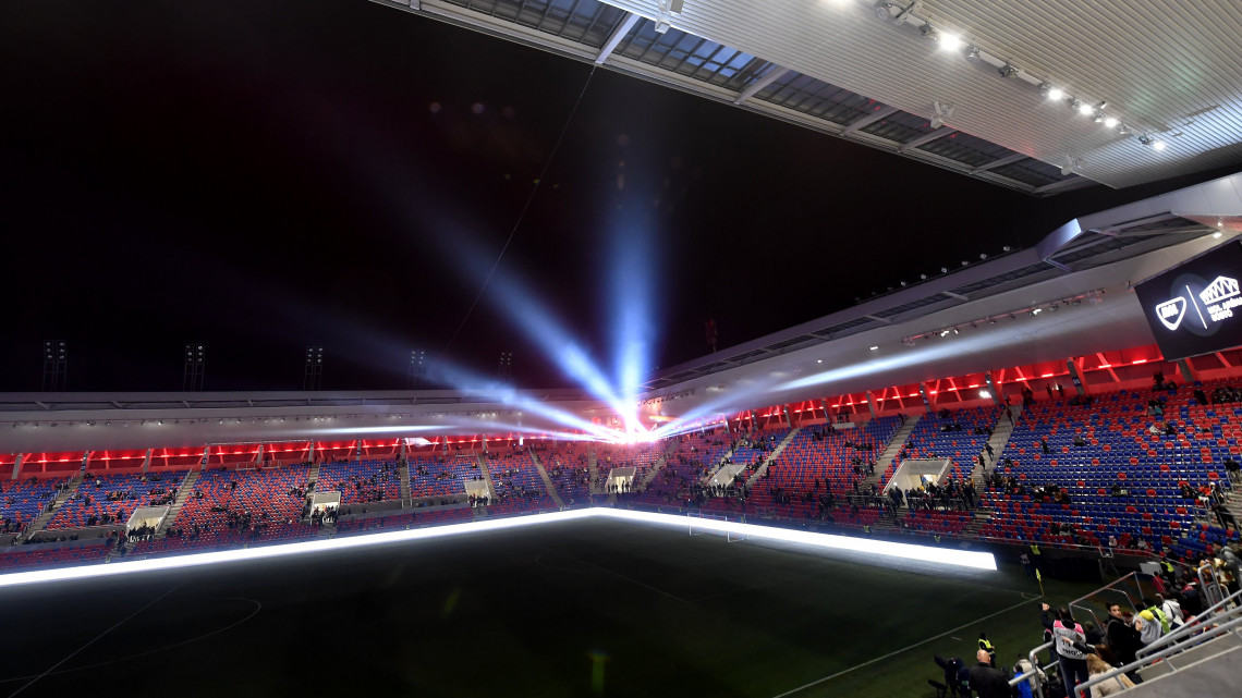 Érkeznek a nézők a MOL Aréna Sóstó futballstadion avatóünnepségére Székesfehérváron 2018. november 21-én. A bajnok MOL Vidi FC új otthona 13,98 milliárd forintos beruházással valósult meg és már az UEFA szigorított, IV-es kategóriájának elvárásaihoz illeszkedik: 14 200 fős befogadóképességével nagy nemzetközi találkozóknak adhat otthont.