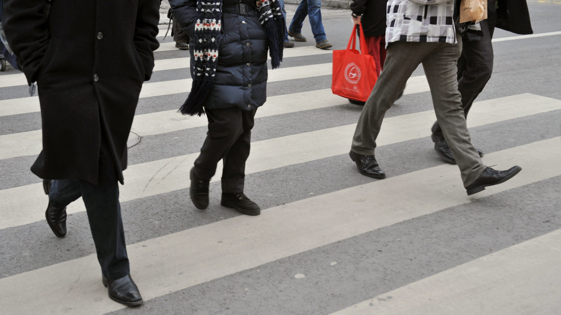 Járókelők kelnek át a zebrán a VI. kerületi Bajcsy Zsilinszky úton. Mindenki gyalogosnak születik címen országos közlekedésbiztonsági kampány indult a Közigazgatási és Igazságügyi Minisztérium (KIM) kezdeményezésére.