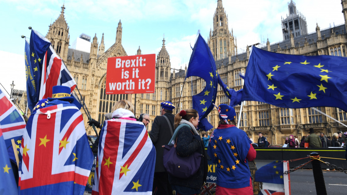 A Nagy-Britannia Európai Unióból való kilépését, azaz a brexitet ellenző tüntetők a londoni parlament előtt 2018. november 21-én.