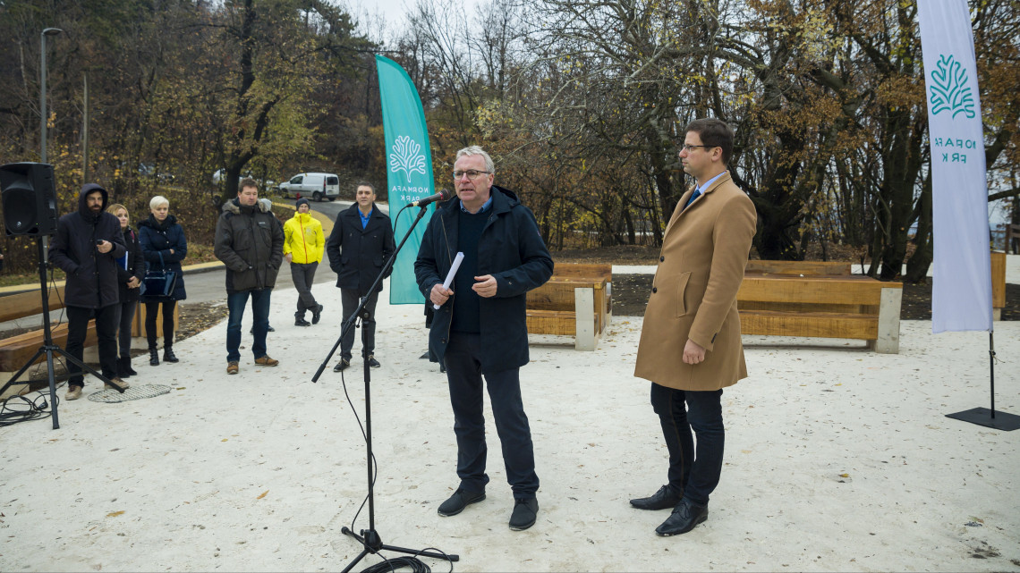 Pokorni Zoltán (Fidesz-KDNP), a XII. kerület polgármestere (k) beszédet mond, mellette Gulyás Gergely, a Miniszterelnökséget vezető miniszter, a Hegyvidék fideszes országgyűlési képviselője a Libegő János-hegyi végállomásának megújult környéke átadásán, a Normafán 2018. november 22-én. A területen pihenőpark létesült mobil pavilonokkal, valamint az egykori Jánoshegyi vendéglő teraszrészén kilátópontot alakítottak ki.