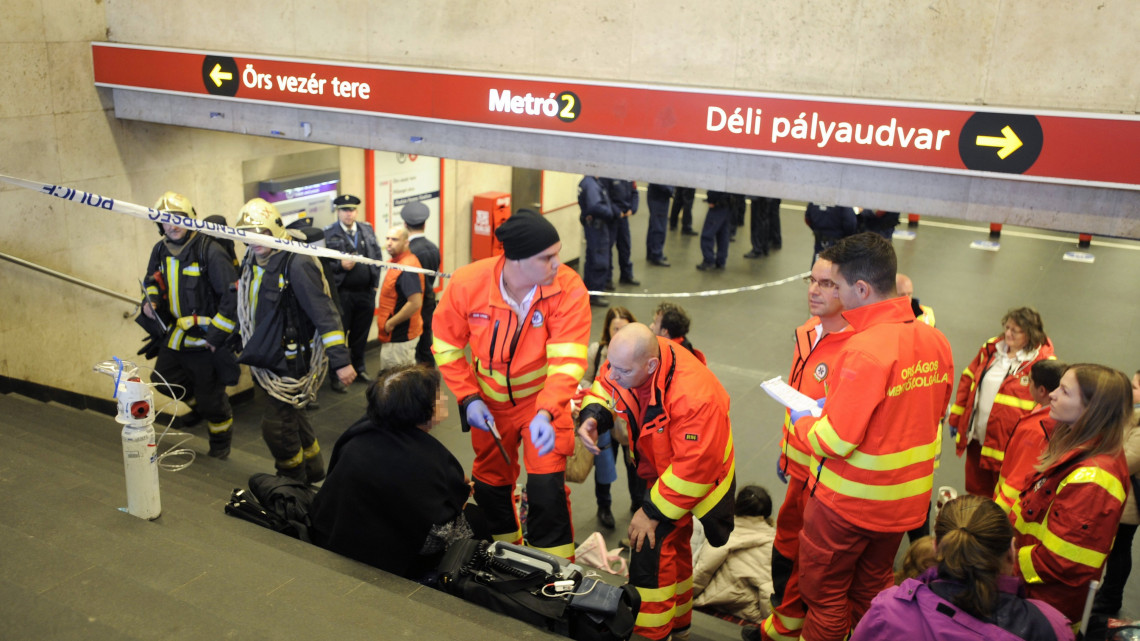 Mentők dolgoznak a 2-es metró Puskás Ferenc Stadion állomásánál, miután valaki paprikaspray-t fújt ki az egyik szerelvényben 2018. november 24-én. Többen rosszul lettek, az utasokat emiatt ki kellett menekíteni, a szerelvényt vészfékkel állították meg.