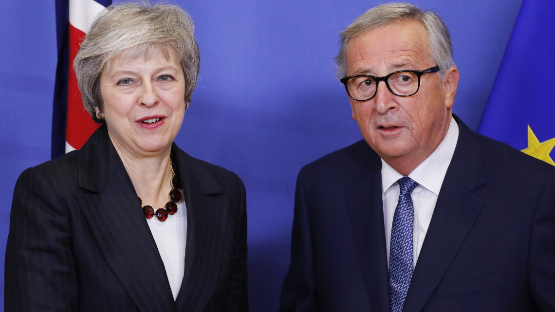 Theresa May brit miniszterelnököt (b) fogadja Jean-Claude Juncker, az Európai Bizottság elnöke Brüsszelben 2018. november 21-én. A felek a Nagy-Britannia Európai Unióból való kilépéséről, azaz a brexitről és a jövőbeli EU-brit kapcsolatokról tárgyalnak.