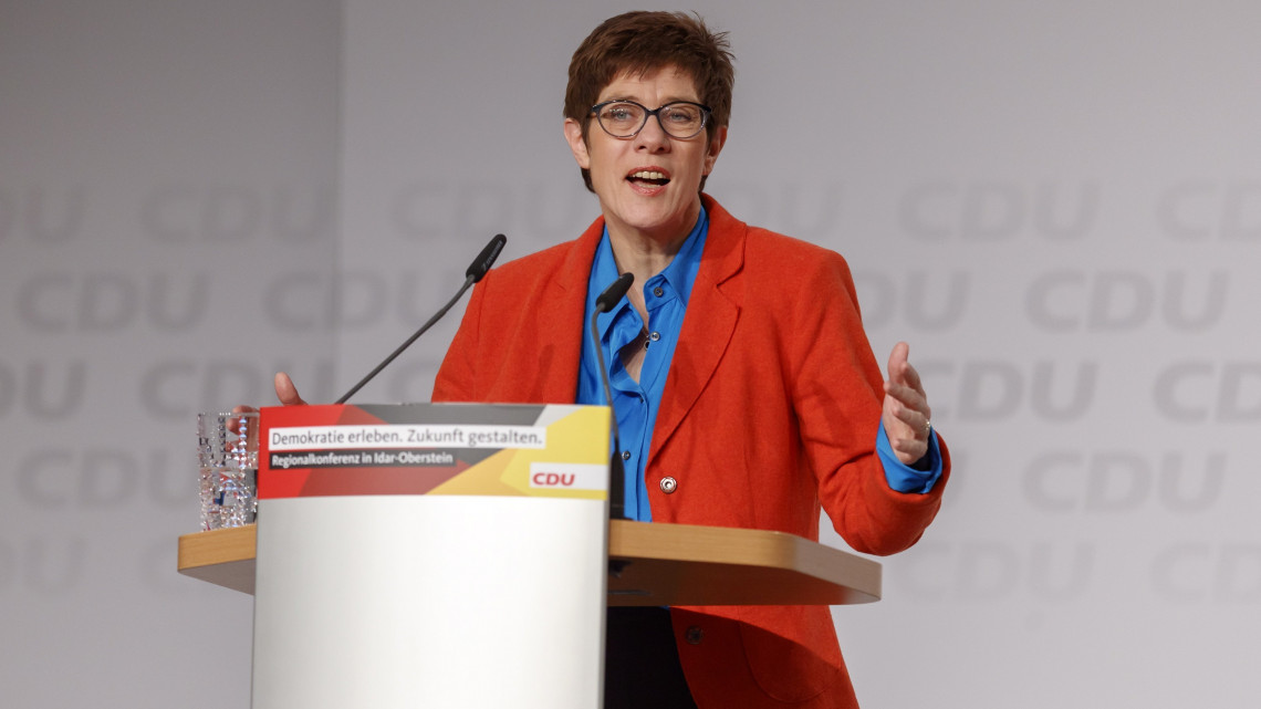 Annegret Kramp-Karrenbauer pártfőtitkár, a kormányzó német Kereszténydemokrata Unió (CDU) elnökjelöltje beszél a bemutatkozásukat szolgáló nyolc regionális pártértekezlet egyikén Idar-Obersteinben 2018. november 20-án.