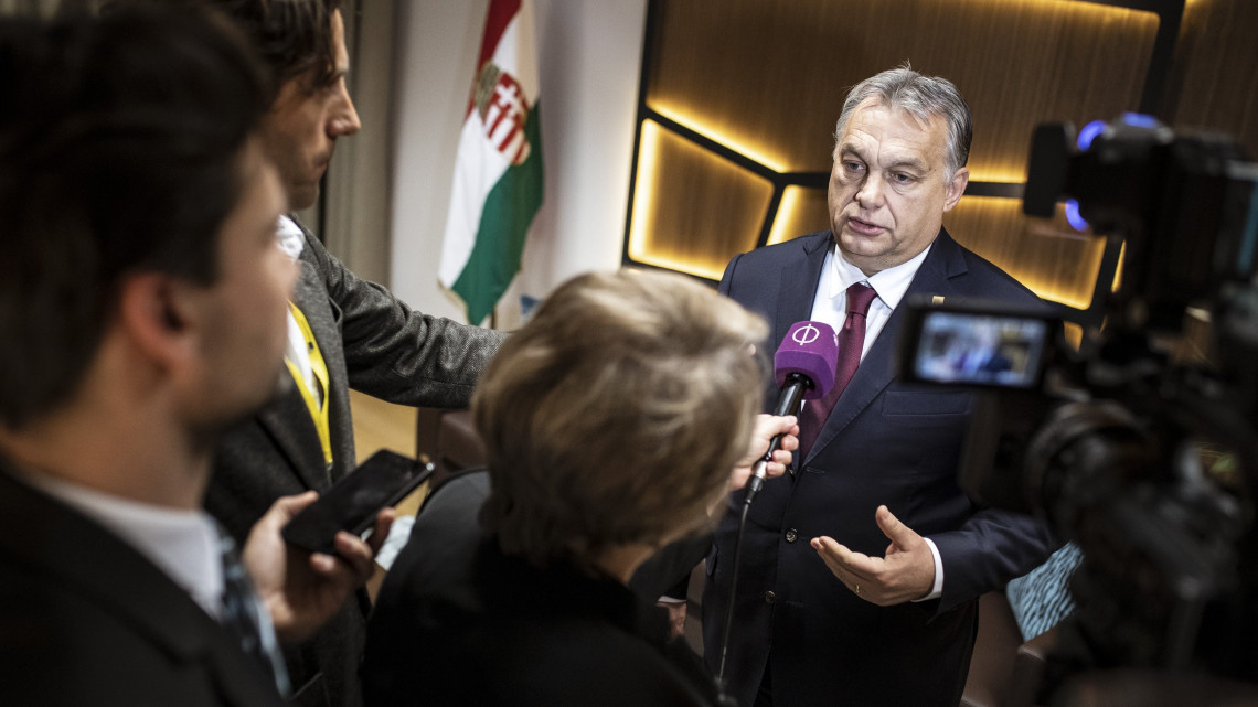 A Miniszterelnöki Sajtóiroda által közreadott képen Orbán Viktor miniszterelnök a magyar közmédiának nyilatkozik Brüsszelben a Brexitről szóló rendkívüli EU-csúcstalálkozó után 2018. november 25-én.
