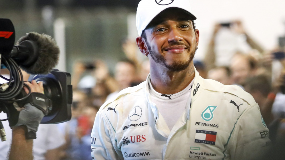 A futamgyőztes Lewis Hamilton, a Mercedes brit versenyzője ünnepel a Forma-1-es autós gyorsasági világbajnokság szezonzáró Abu-dzabi Nagydíján a Yas Marina versenypályán 2018. november 25-én. A 33 éves versenyző megnyerte a 2018-as évadot, és ezzel az ötödik világbajnoki címét szerezte meg.