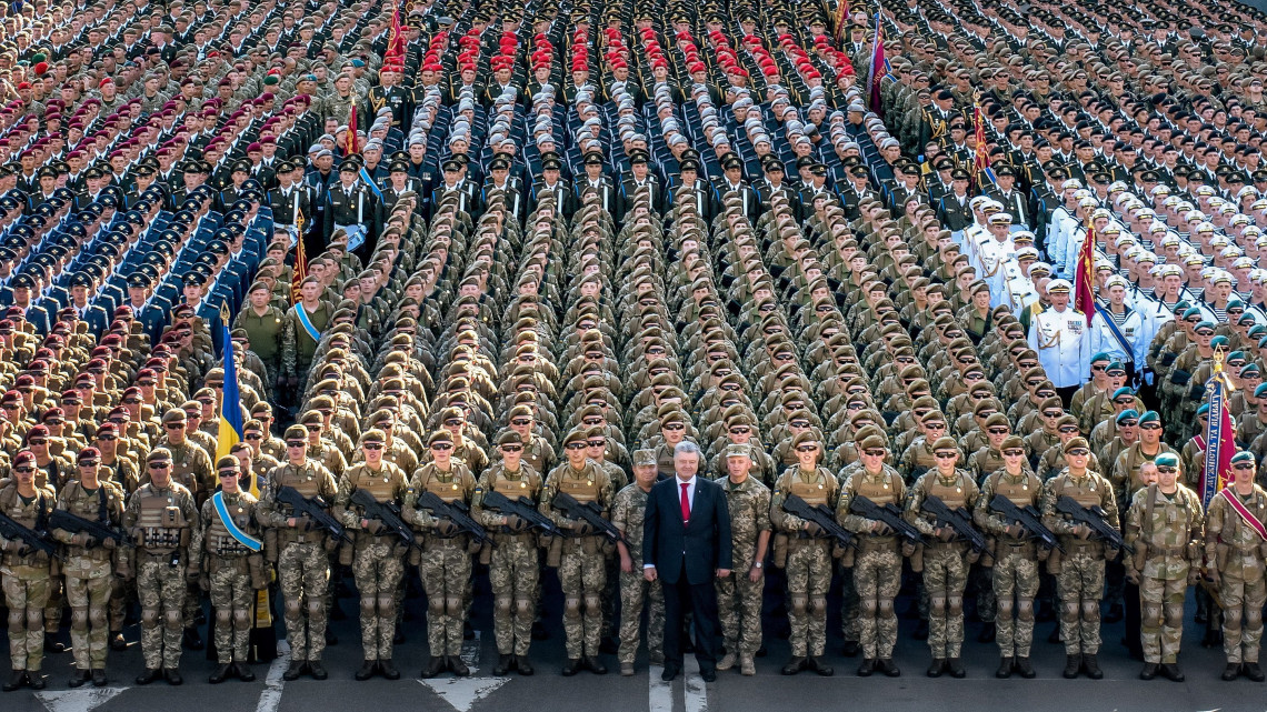 Kijev, 2018. augusztus 24.Az ukrán elnöki sajtószolgálat képén Petro Porosenko ukrán elnök (k) az ukrán hadsereg egységei függetlenségnapi díszszemléjének próbáján, Kijevben 2018. augusztus 22-én. Ukrajna 1991. augusztus 24-én kiáltotta ki függetlenségét. Az ország 1991-ig a Szovjetunió tagállama volt. (MTI/EPApool/Mikola Lazarenko)
