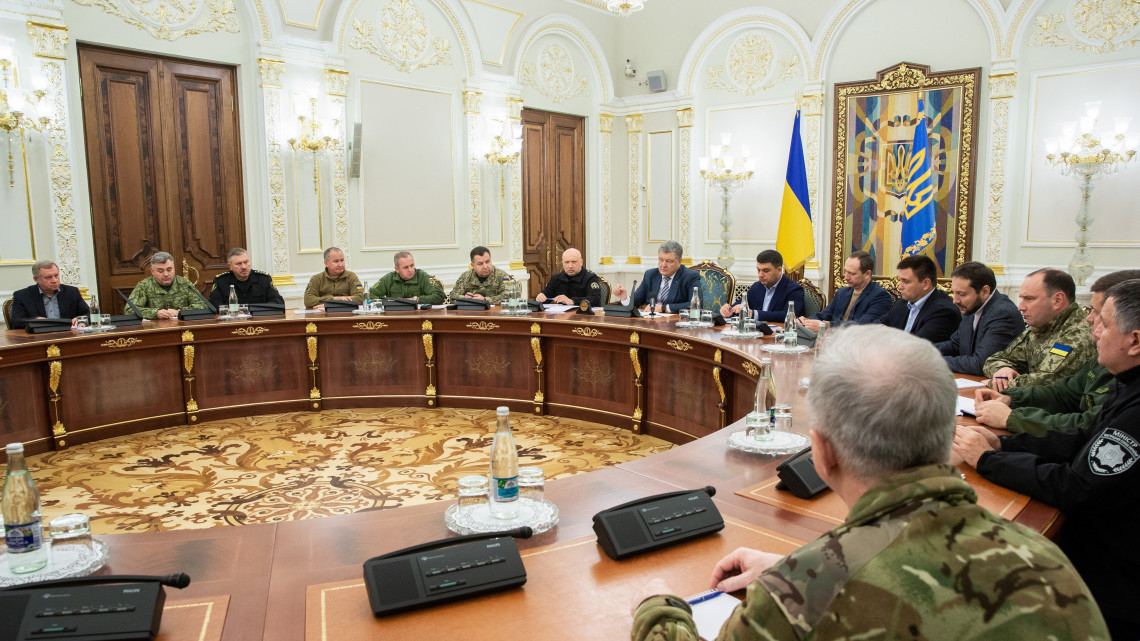 Petro Porosenko ukrán elnök (k) vezeti az ukrán Nemzetbiztonsági és Védelmi Tanács (RNBO) ülését Kijevben 2018. november 25-én éjjel. Porosenko 60 napos hadiállapot bevezetését javasolta a Kercsi-szorosnál történt orosz agresszió miatt.