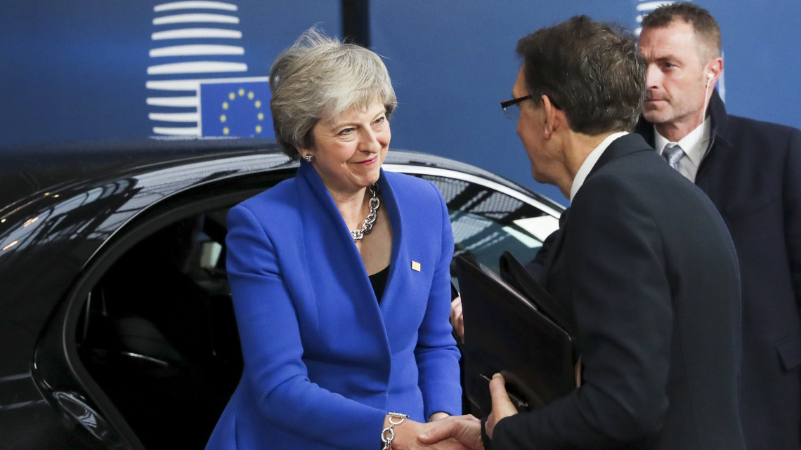 Theresa May brit miniszterelnök érkezik az uniós tagországok vezetőinek brüsszeli csúcsértekezletére 2018. november 25-én. A rendkívüli ülésen a 27 bennmaradó tagállam képviselői aláírták a megállapodást a távozó Nagy-Britanniával a brit EU-tagság megszűnésének feltételrendszeréről, valamint a politikai nyilatkozatot a jövőbeli kapcsolatokról.