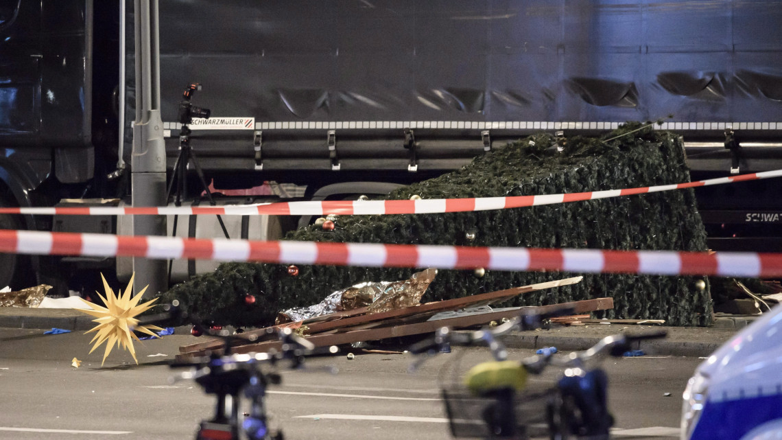Berlin, 2016. december 20.Ledöntött karácsonyfa egy kamion mellett egy berlini karácsonyi vásárban 2016. december 19-én, miután egy férfi a lengyel rendszámú lopott járművel a vásárlók közé hajtott. A merényletben legkevesebb tizenketten életüket vesztették és negyvennyolcan megsebesültek, a vezetőfülkében megtalálták a kamion lengyel sofőrjének holttestét.(MTI/EPA/Clemens Bilan)